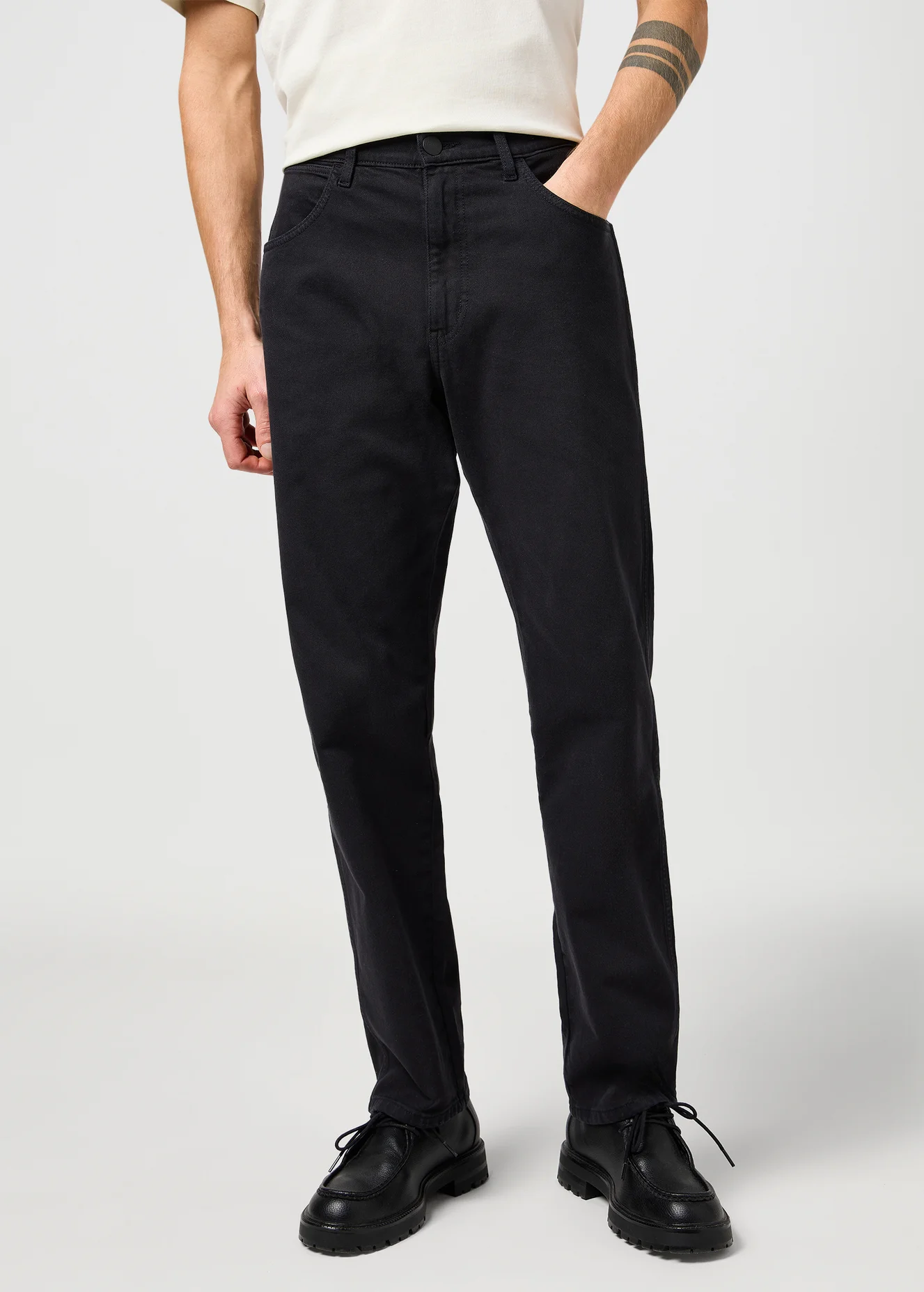 Wrangler Frontier Black Rinse