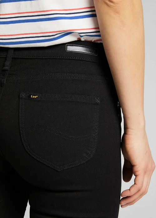 Lee Scarlett Black Rinse B